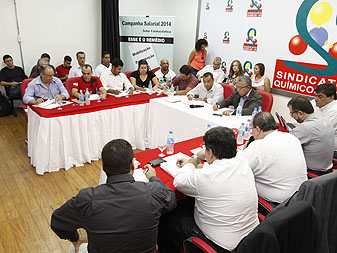 A reunião de negociação entre sindicalistas e representantes da patronal do setor farmacêutico, na tarde de 28 de março, em São Paulo (Foto: Dino Santos)