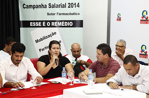 Rosângela Paranhos, dirigente do Sindicato Químicos Unificados, argumenta na reunião de negociação com a patronal (Foto: Dino Santos)