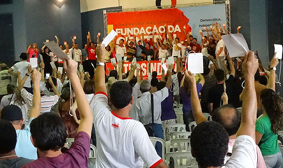 Trabalhadores votam durante congresso de fundação da Intersindical, dde 28 a 30 de março, em São Paulo