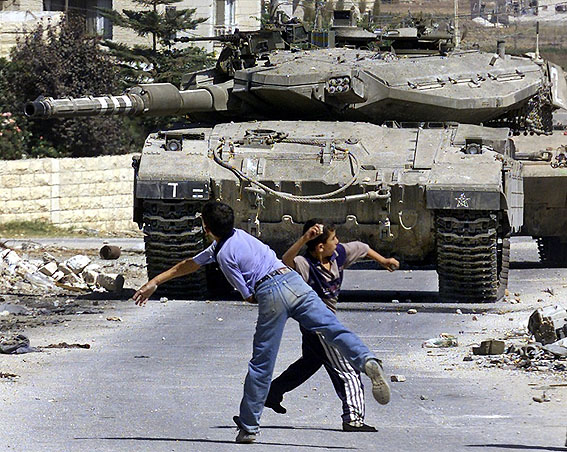 Crianças defendem suas terras contra invasão de Israel, da forma que podem: pedras x tanques de guerra