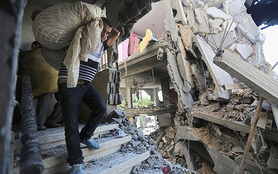 Palestino tenta salva o que sobrou de sua casa destruída