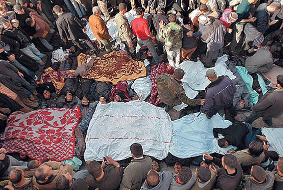 Mortos em bombardeios são velados por familiares