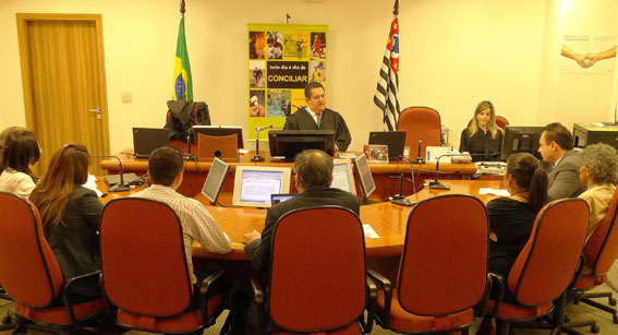 Audiência no TRT. No canto direito da mesa os dirigentes sindicais Rosângela Paranhos (de costas) e Marinel Oliveira e o advogado Vinícius Cascone