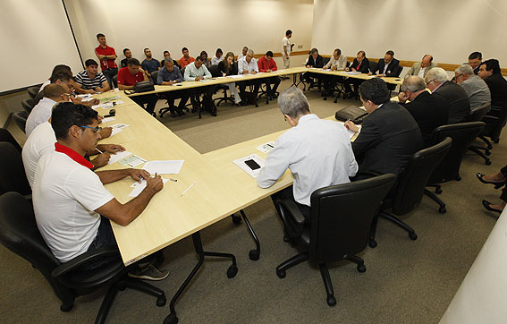 Dirigentes sindicais e patronal em reunião sobre campanha salarial 2014, na manhã de hoje, na Fiesp, em São Paulo (foto: Dino Santos) 