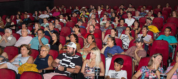 Plateia assiste filme "O Lucro Acima da Vida", no Cine Roxy 5, em Santos