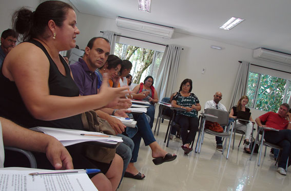 Dirigentes do Unificados (Rosângela e Palhinha à esq) em debate no seminário na Fetquim preparatório da campanha salarial