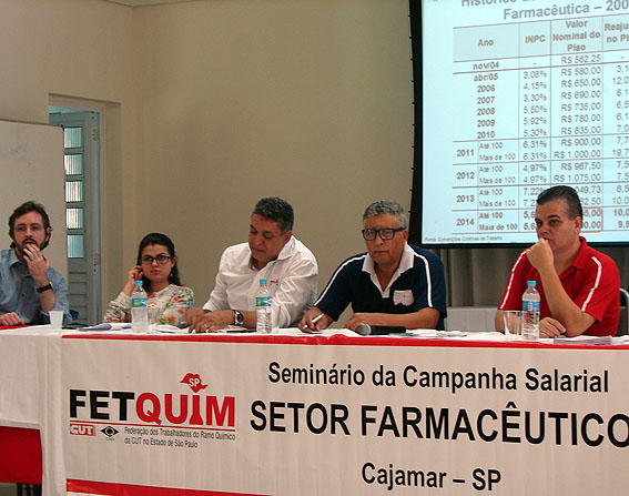 Economistas do Dieese apresentam dados econômicos do setor farmacêutico durante seminário na Fetquim