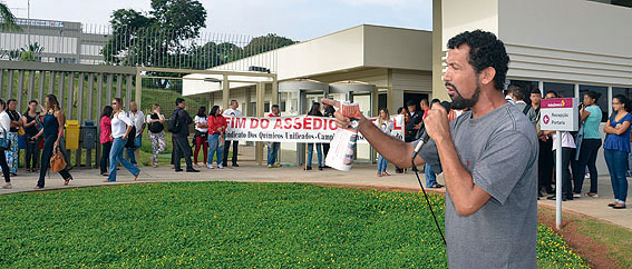 Givanildo, dirigente da Regional Osasco do Unificados, fala em assembleia de campanha salarial na AstraZeneca, em Cotia