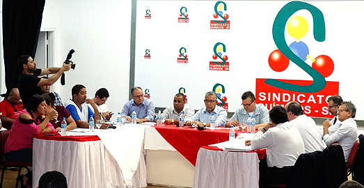 Sindicalistas e representantes da patronal na reunião de negociação ontem (30), em São Paulo