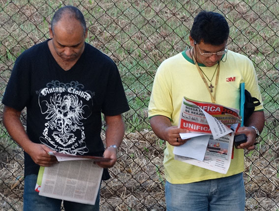 Trabalhadores da 3M leem o Jornal do Unificados