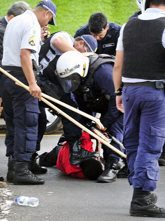 Violenta e covarde repressão da polícia ao ato contra a terceirização, em Brasília, dia 7