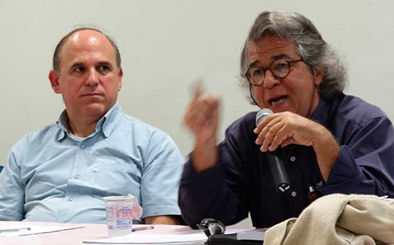 Professor Ricardo Antunes (ao microfone) e Roberto Ruiz, consultor médico do Unificados
