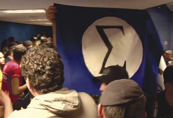 A bandeira do Integralismo, portada pelo grupo do agressor na sessão da Câmara Municipal de Campinas