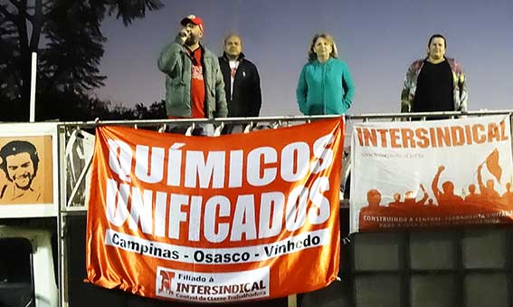 André, junto a outros dirigentes do Unificados, em assembleia na 3M hoje