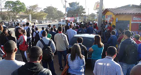 Trabalhadores da Heringer, em Paulínia, em assembleia na manhã de hoje (14)