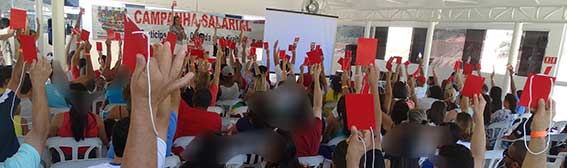 Trabalhadores votam no encontro de base de 30 de agosto, sobre a campanha salarial 2015. Todas imagens estão editadas para evitar identificação dos trabalhadores