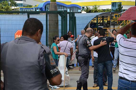 Policia Militar invade assembleia na Eurofarma, interrompe a fala e retira Paulo Soares, da Regional Osasco, que explicava aos trabalhadores a contraproposta patronal, dia 28 de março