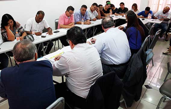 Sindicalistas e representantes da patronal na reunião de negociação da campanha salarial 2016 do setor farmacêutico (Foto: Dino Santos/Fetquim)